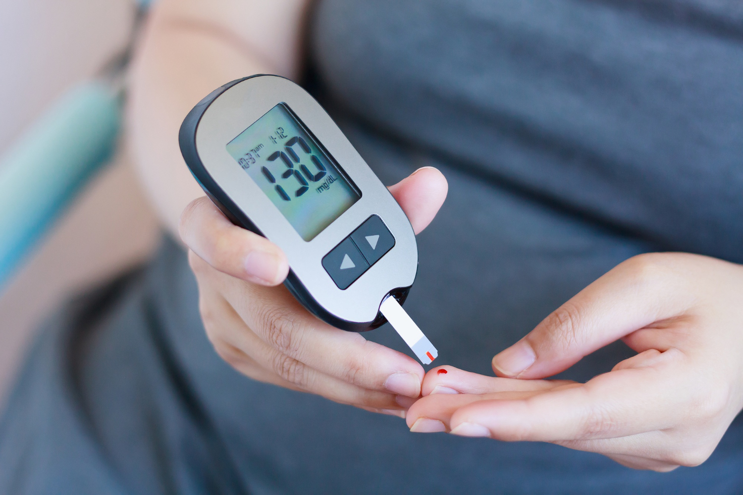 mujer realizando una prueba de azúcar con glucómetro